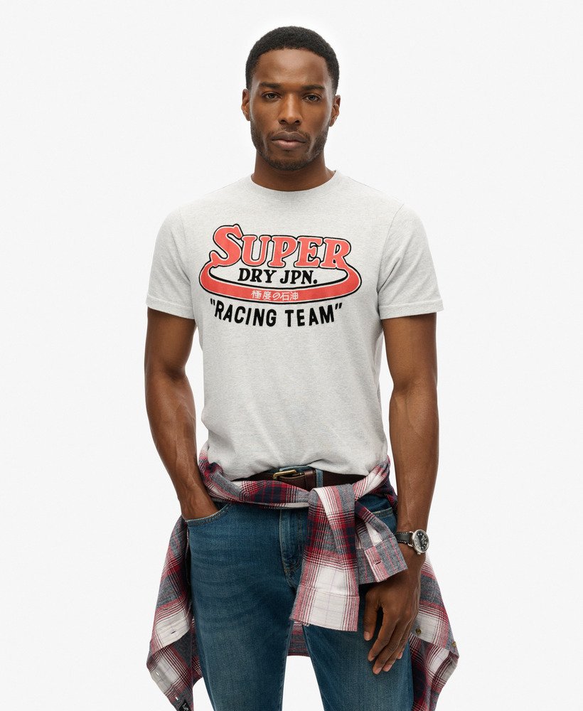 camiseta clássica com estampa gráfica repaginada na cor cinza mesclado.
