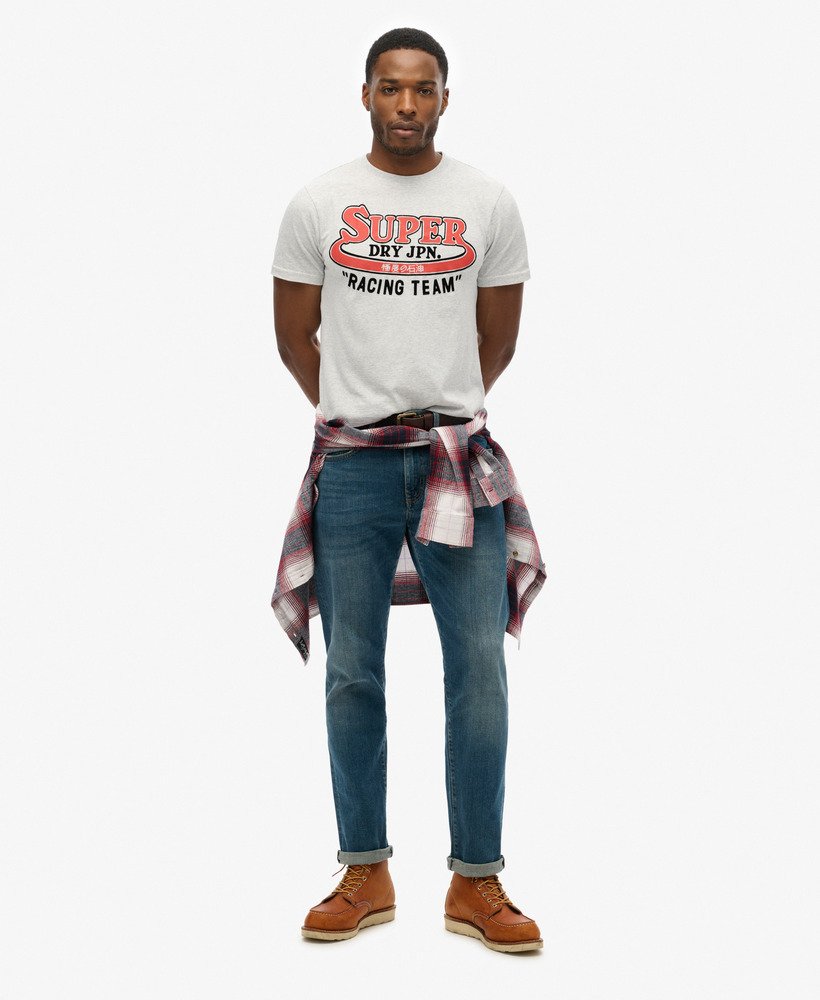 camiseta clássica com estampa gráfica repaginada na cor cinza mesclado.