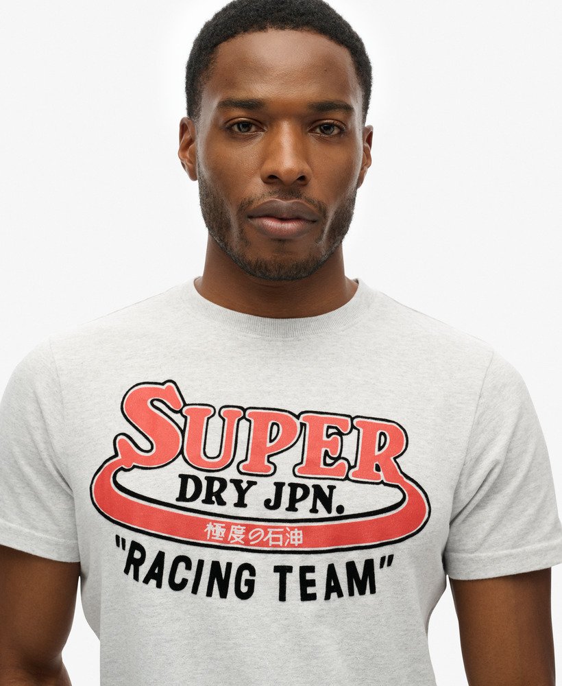 camiseta clássica com estampa gráfica repaginada na cor cinza mesclado.
