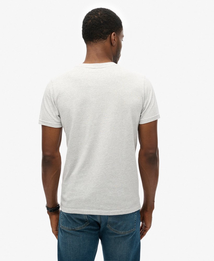 camiseta clássica com estampa gráfica repaginada na cor cinza mesclado.