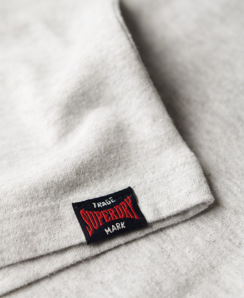 camiseta clássica com estampa gráfica repaginada na cor cinza mesclado.
