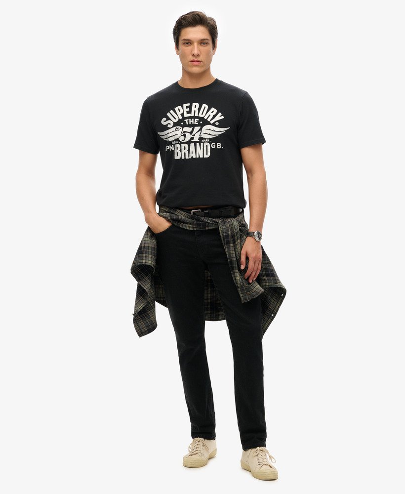 camiseta clássica com estampa gráfica repaginada na cor nero black mescla.