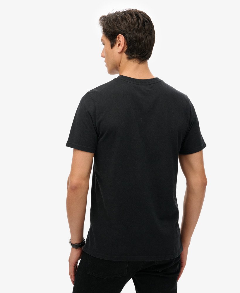 camiseta clássica com estampa gráfica repaginada na cor nero black mescla.