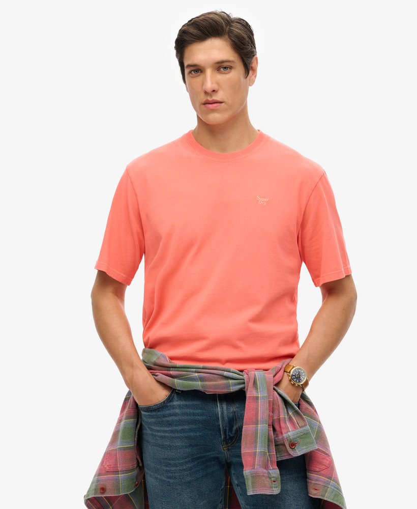 camiseta vintage lavada na cor coral vibrante.