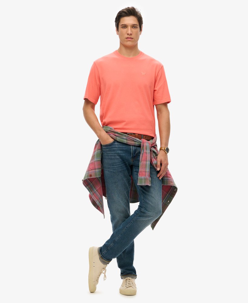 camiseta vintage lavada na cor coral vibrante.