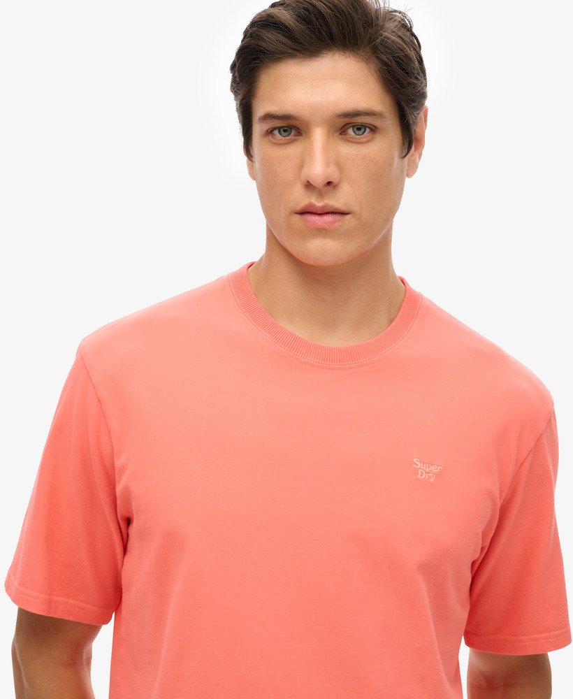 camiseta vintage lavada na cor coral vibrante.