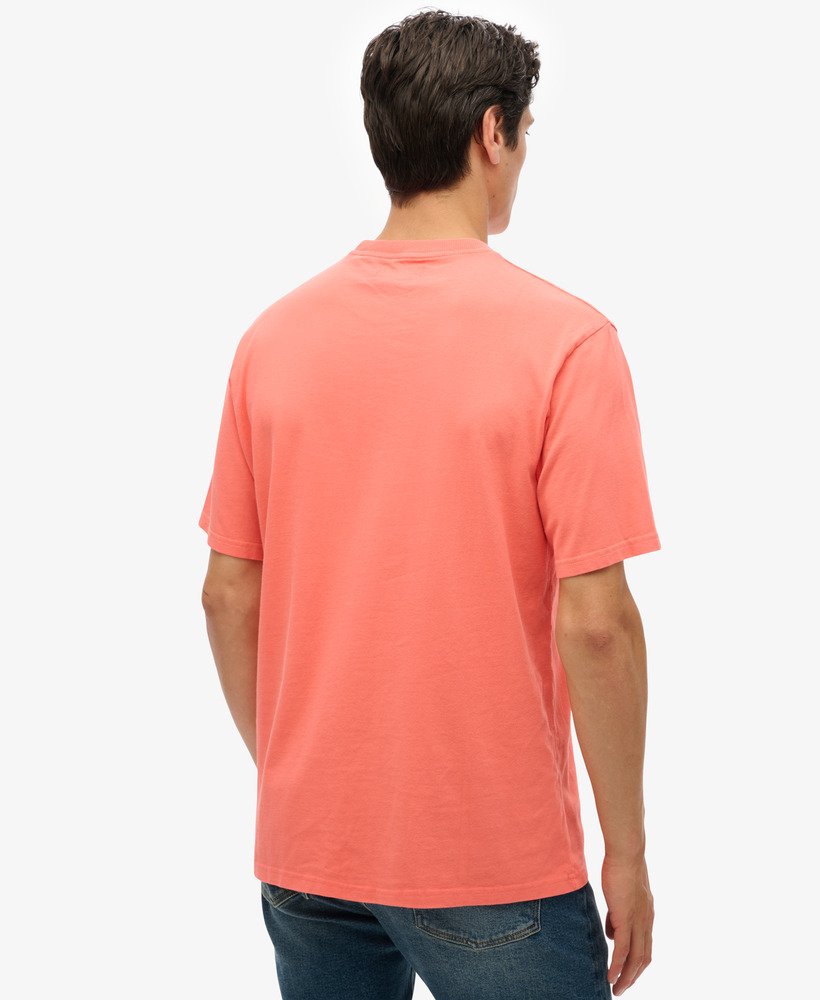 camiseta vintage lavada na cor coral vibrante.