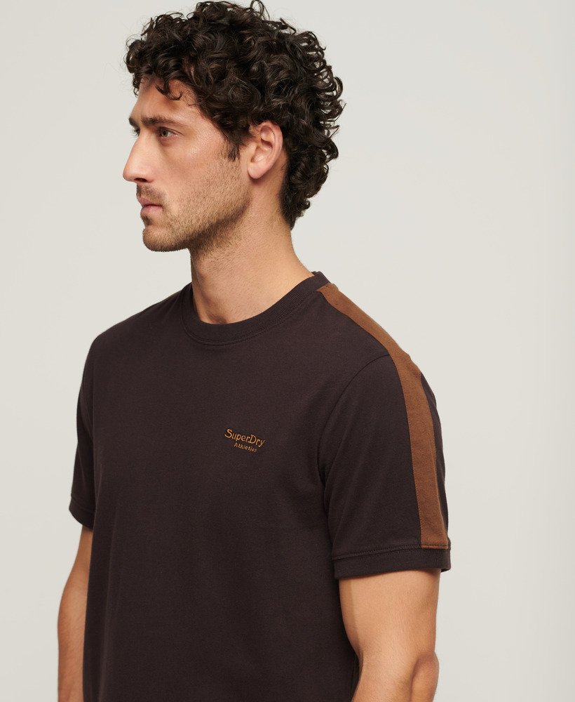 camiseta retrô essential logo em marrom ameixa chocolatebege dachshund