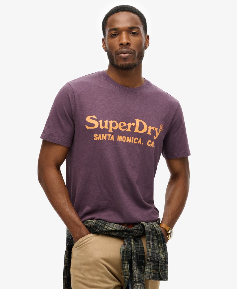 camiseta venue classic logo na cor fuligem roxa.