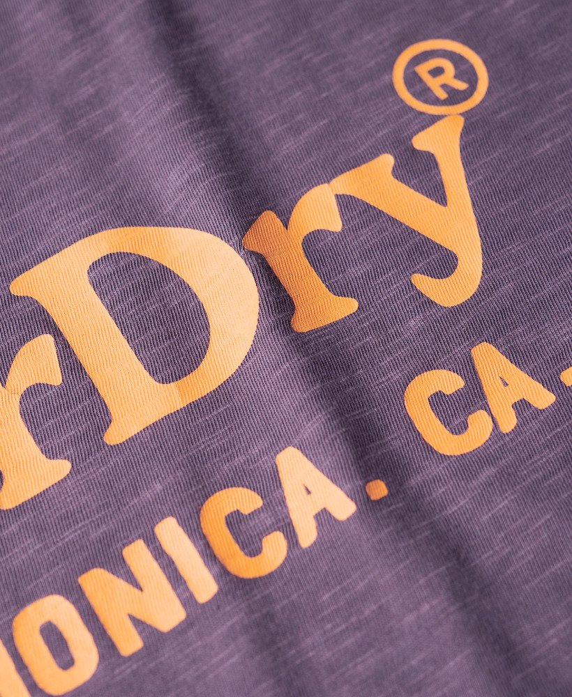 camiseta venue classic logo na cor fuligem roxa.