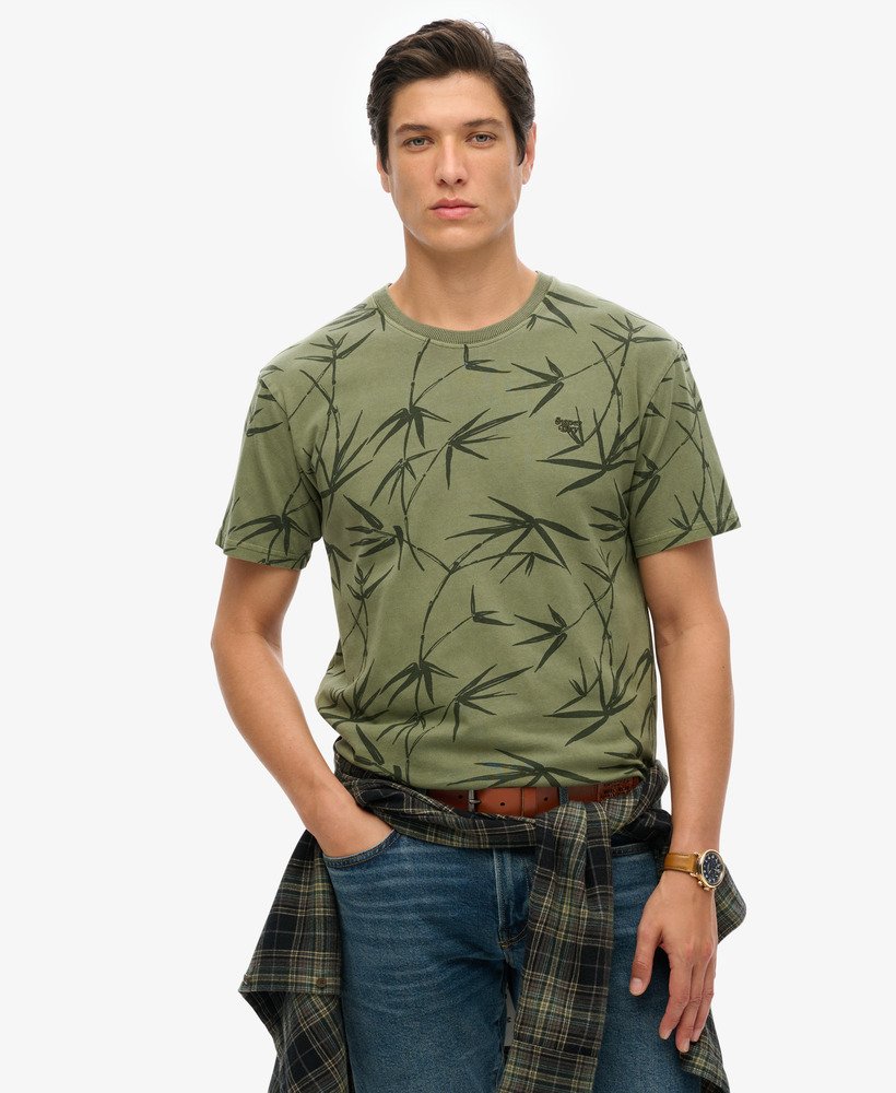 camiseta vintage tingida com estampa em verde oliva cor surplus goods.