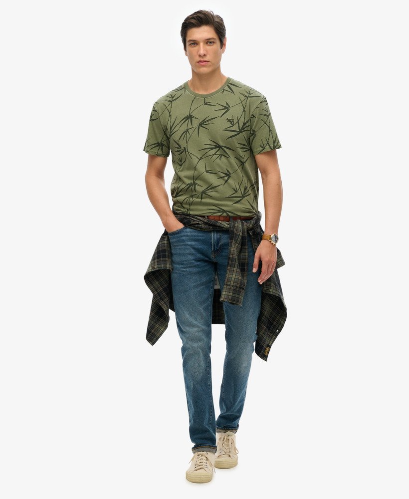 camiseta vintage tingida com estampa em verde oliva cor surplus goods.