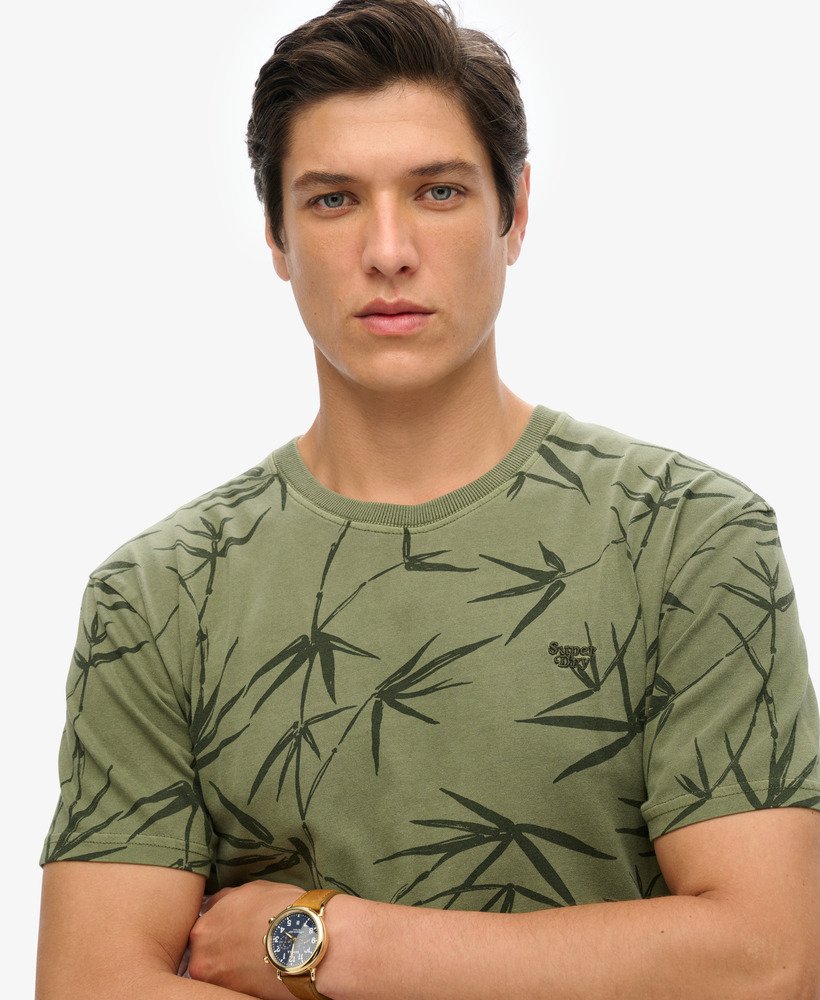camiseta vintage tingida com estampa em verde oliva cor surplus goods.