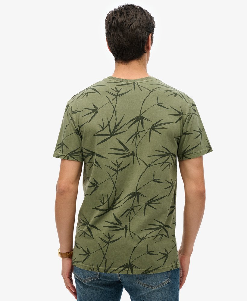 camiseta vintage tingida com estampa em verde oliva cor surplus goods.