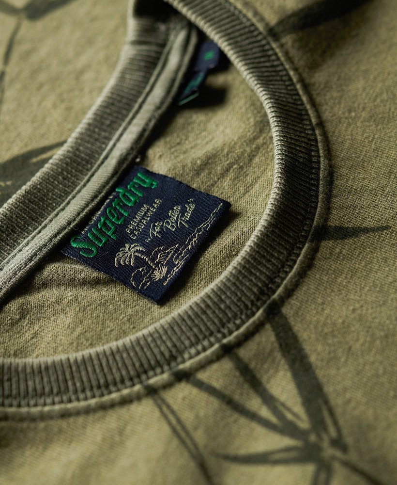 camiseta vintage tingida com estampa em verde oliva cor surplus goods.