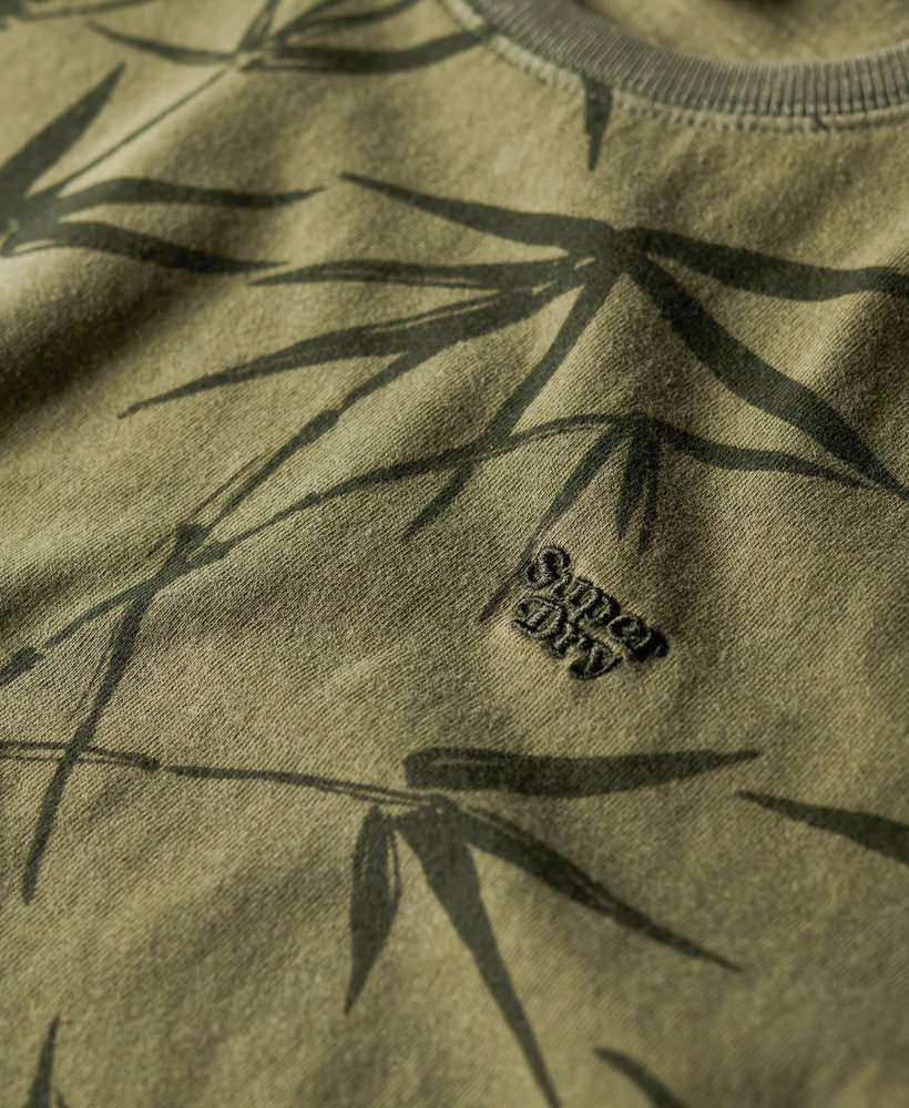 camiseta vintage tingida com estampa em verde oliva cor surplus goods.