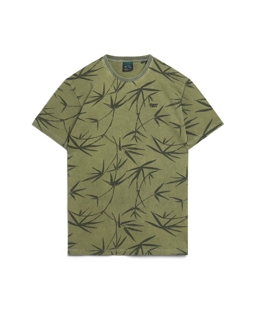 camiseta vintage tingida com estampa em verde oliva cor surplus goods.