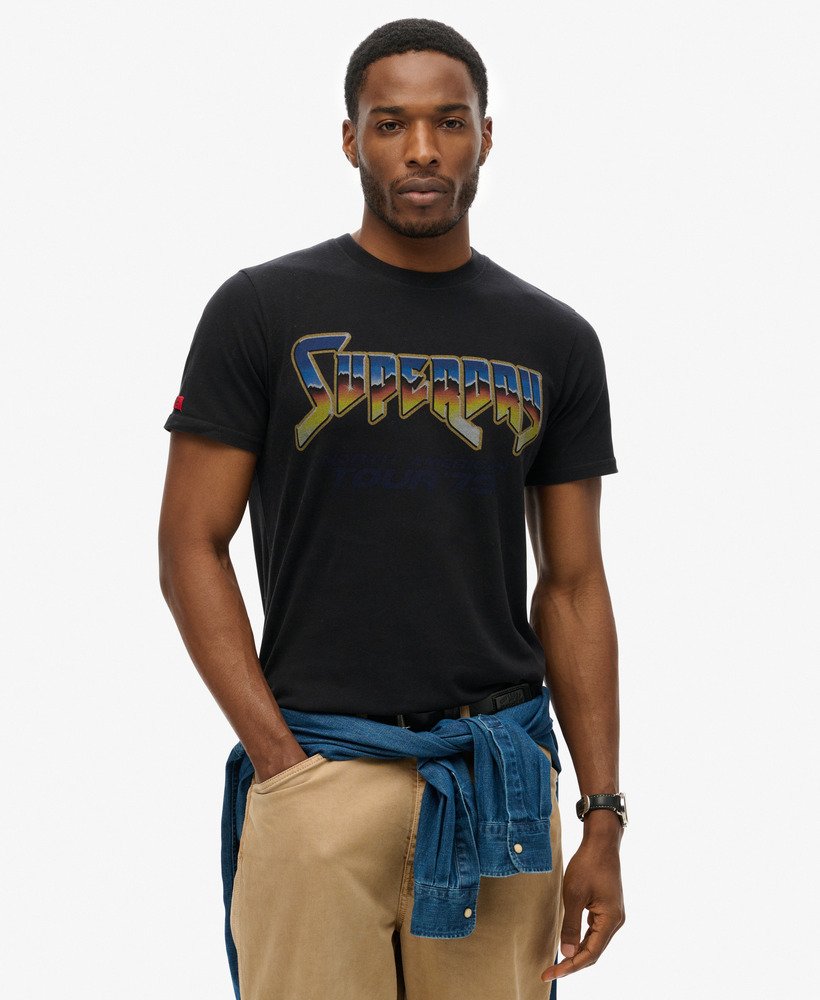 camiseta preta com estampa de banda de rock.