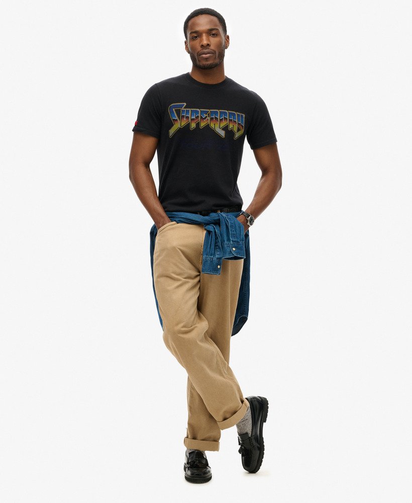camiseta preta com estampa de banda de rock.