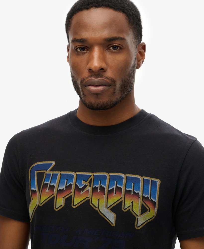 camiseta preta com estampa de banda de rock.