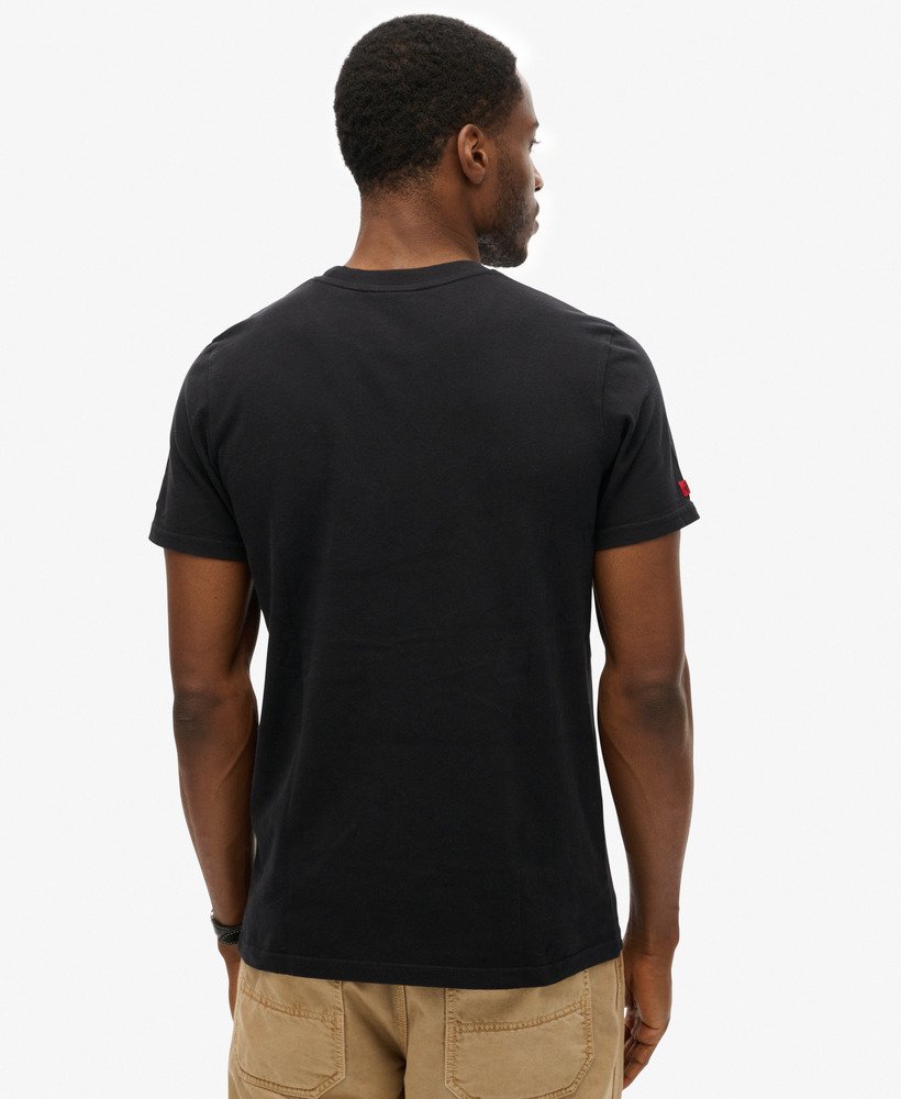 camiseta preta com estampa de banda de rock.