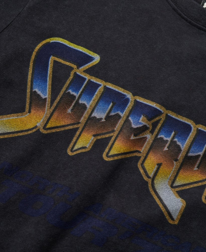 camiseta preta com estampa de banda de rock.