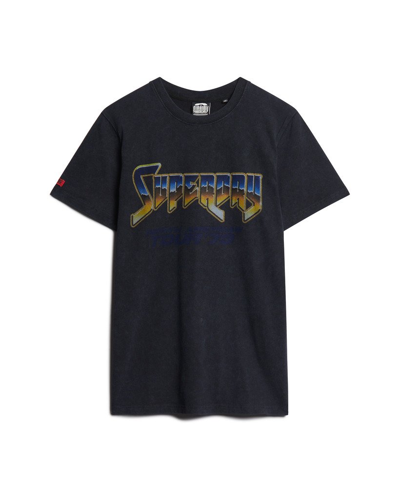 camiseta preta com estampa de banda de rock.