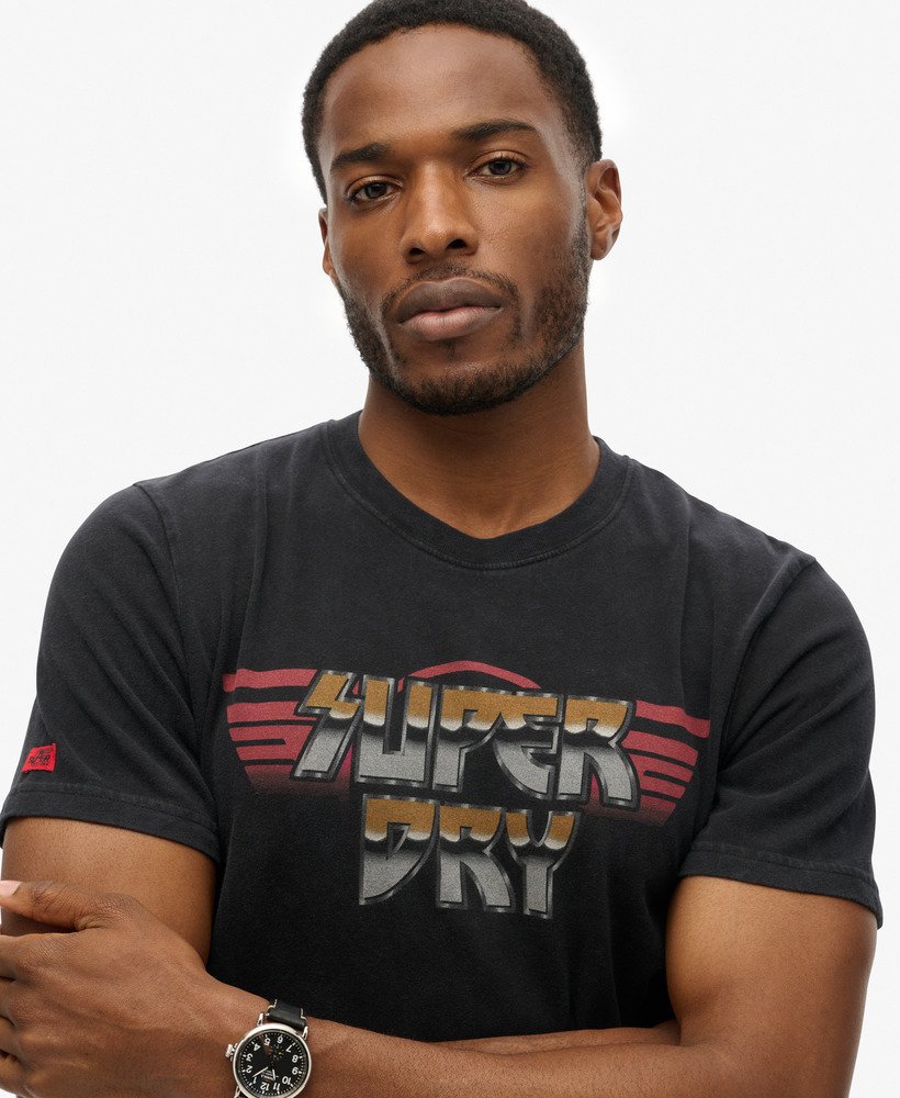 camiseta de banda de rock com estampa gráfica em preto lavado
