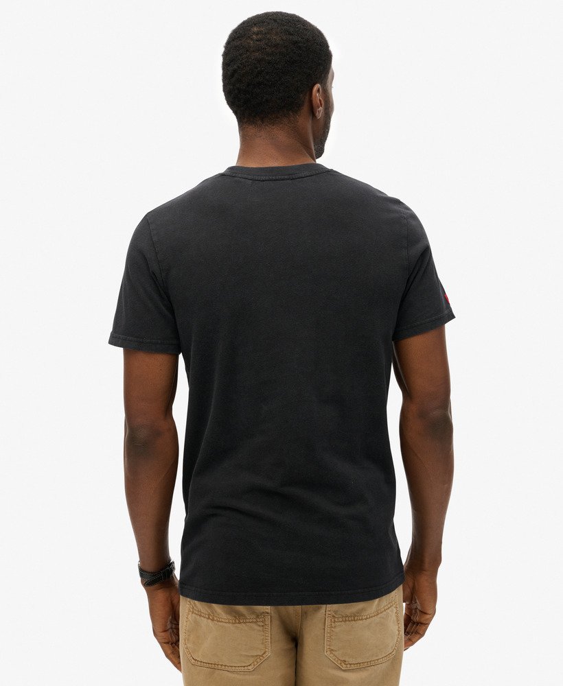 camiseta de banda de rock com estampa gráfica em preto lavado