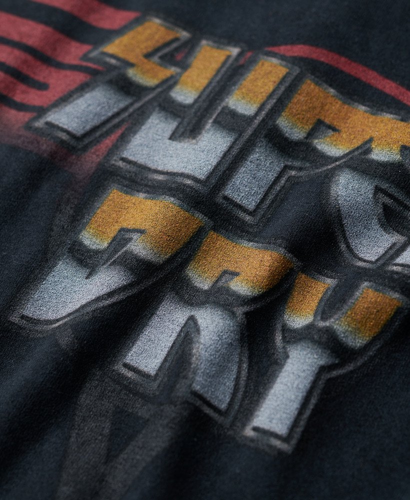 camiseta de banda de rock com estampa gráfica em preto lavado