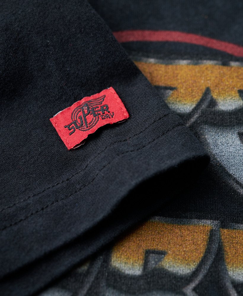 camiseta de banda de rock com estampa gráfica em preto lavado