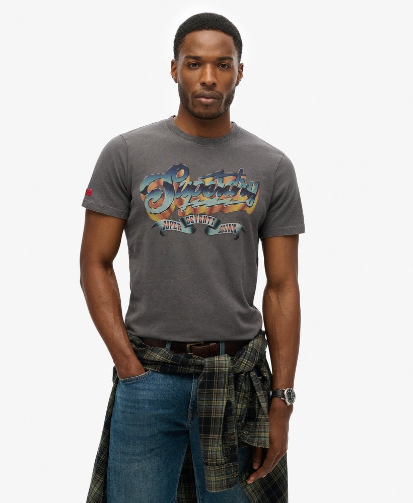 camiseta de banda de rock com estampa gráfica na cor cinza carvão