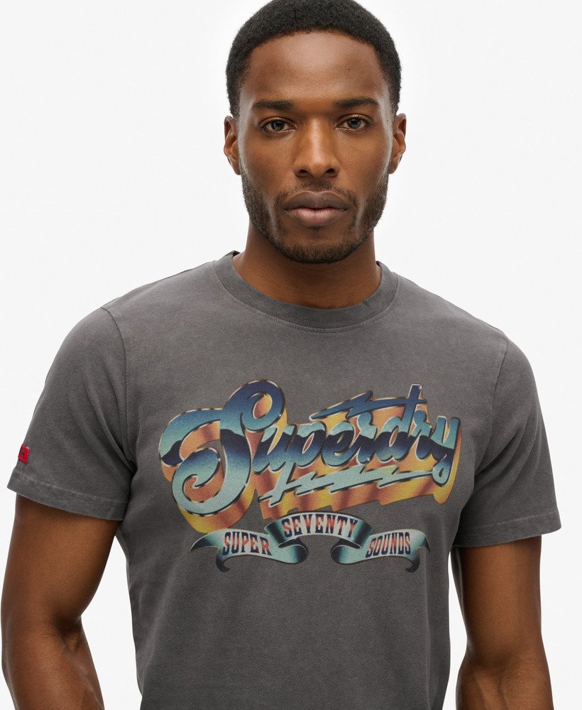 camiseta de banda de rock com estampa gráfica na cor cinza carvão