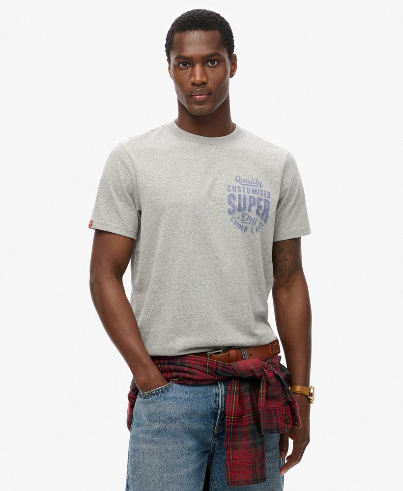 camiseta com estampa copper label no peito na cor cinza mescla.