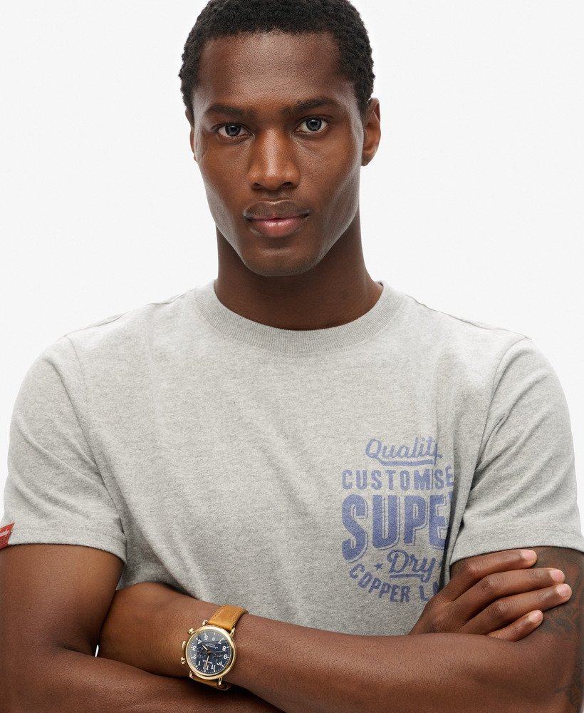 camiseta com estampa copper label no peito na cor cinza mescla.