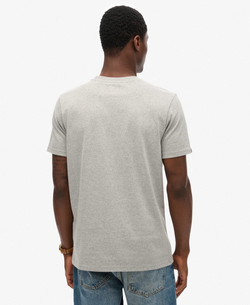 camiseta com estampa copper label no peito na cor cinza mescla.