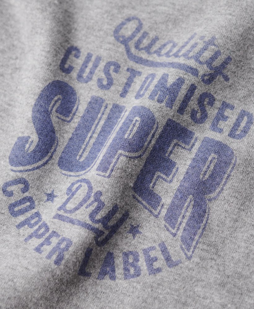 camiseta com estampa copper label no peito na cor cinza mescla.
