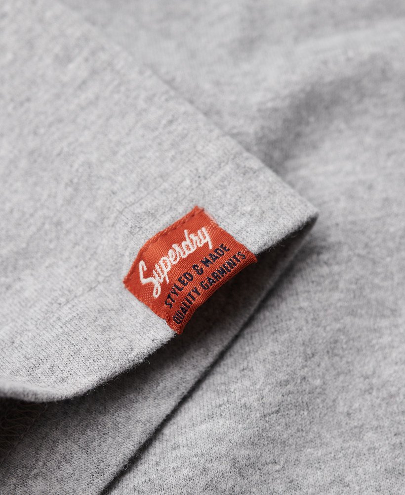 camiseta com estampa copper label no peito na cor cinza mescla.