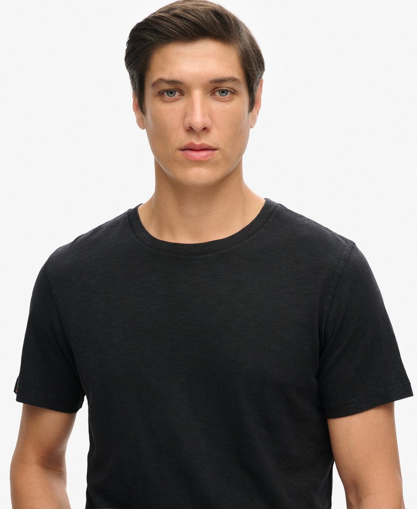camiseta de manga curta com gola redonda em tecido texturizado preto.
