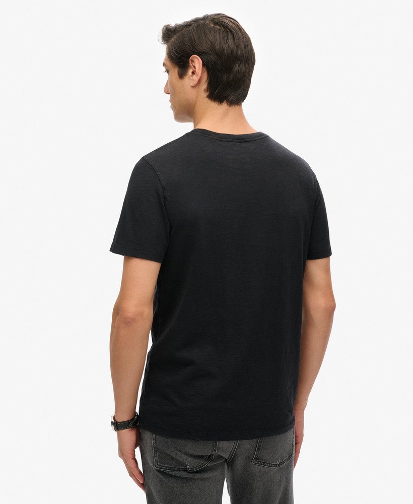 camiseta de manga curta com gola redonda em tecido texturizado preto.