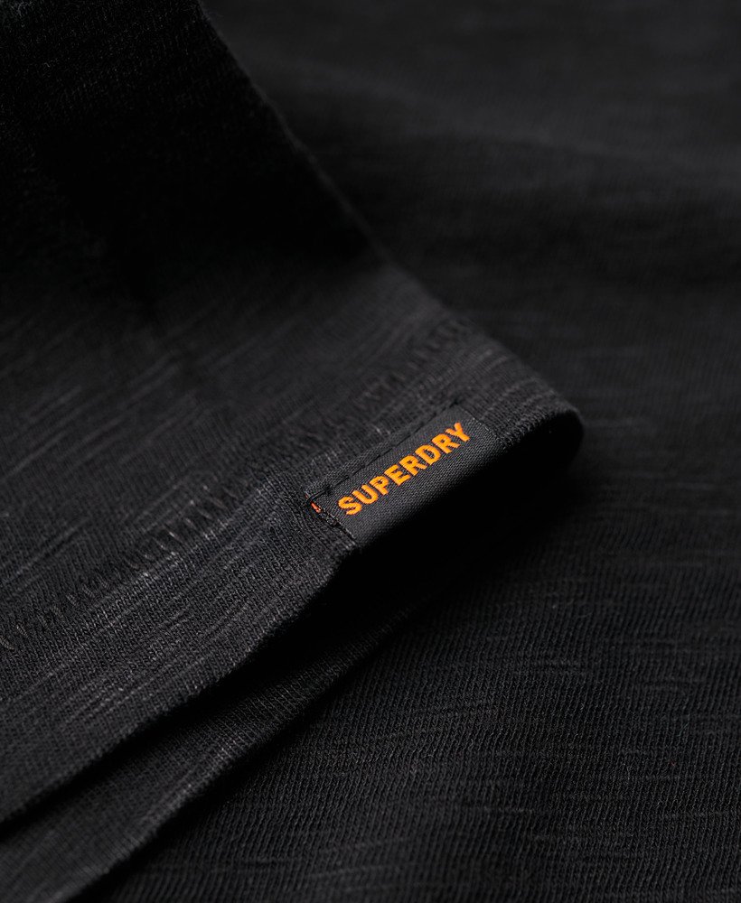 camiseta de manga curta com gola redonda em tecido texturizado preto.
