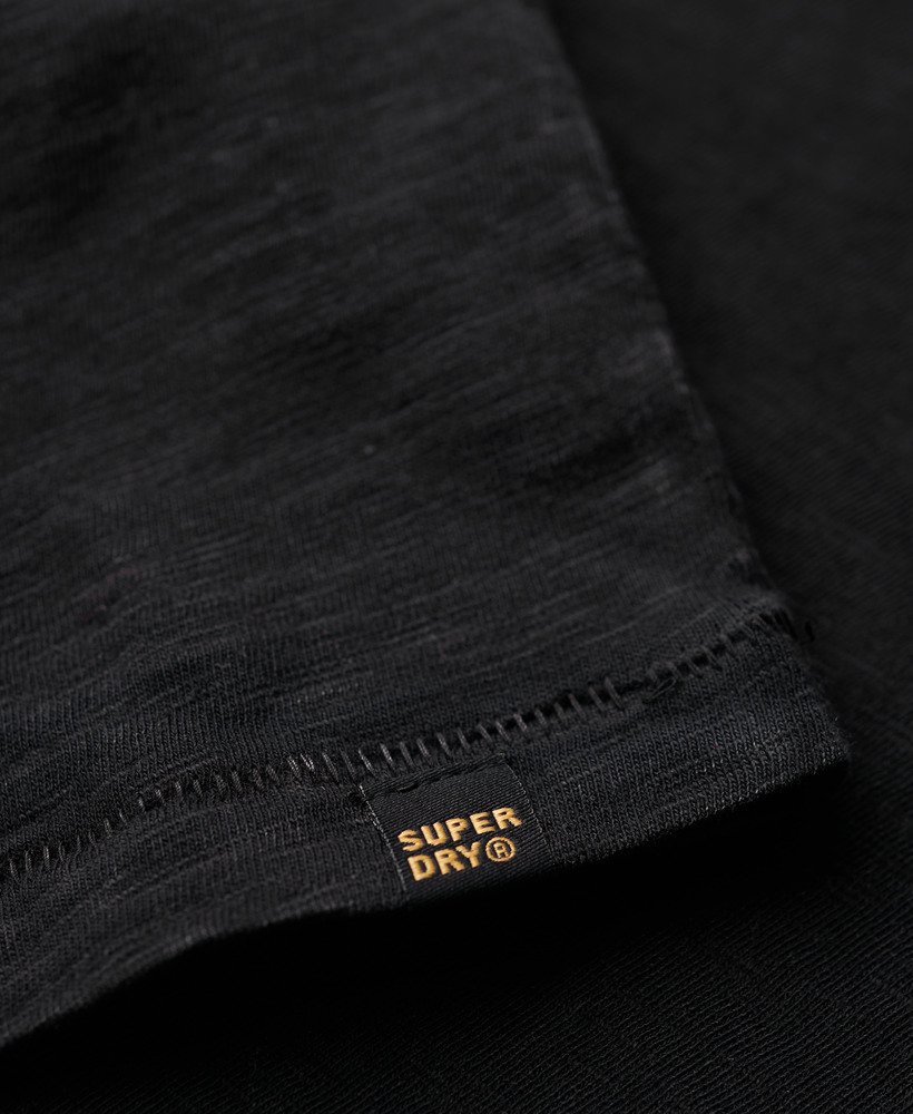 camiseta de manga curta com gola redonda em tecido texturizado preto.