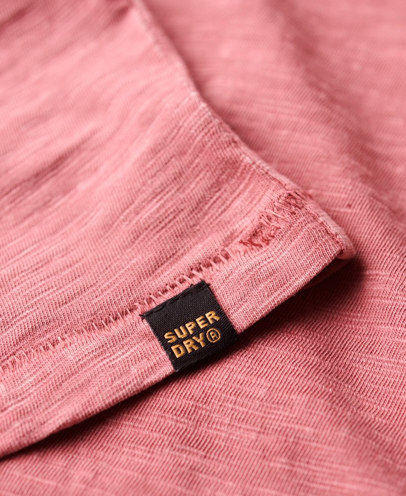 camiseta de manga curta com gola redonda em tecido texturizado rosa mesa.