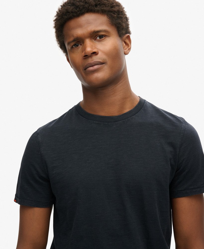 camiseta de manga curta com gola redonda em tecido texturizado na cor azul marinho eclipse.