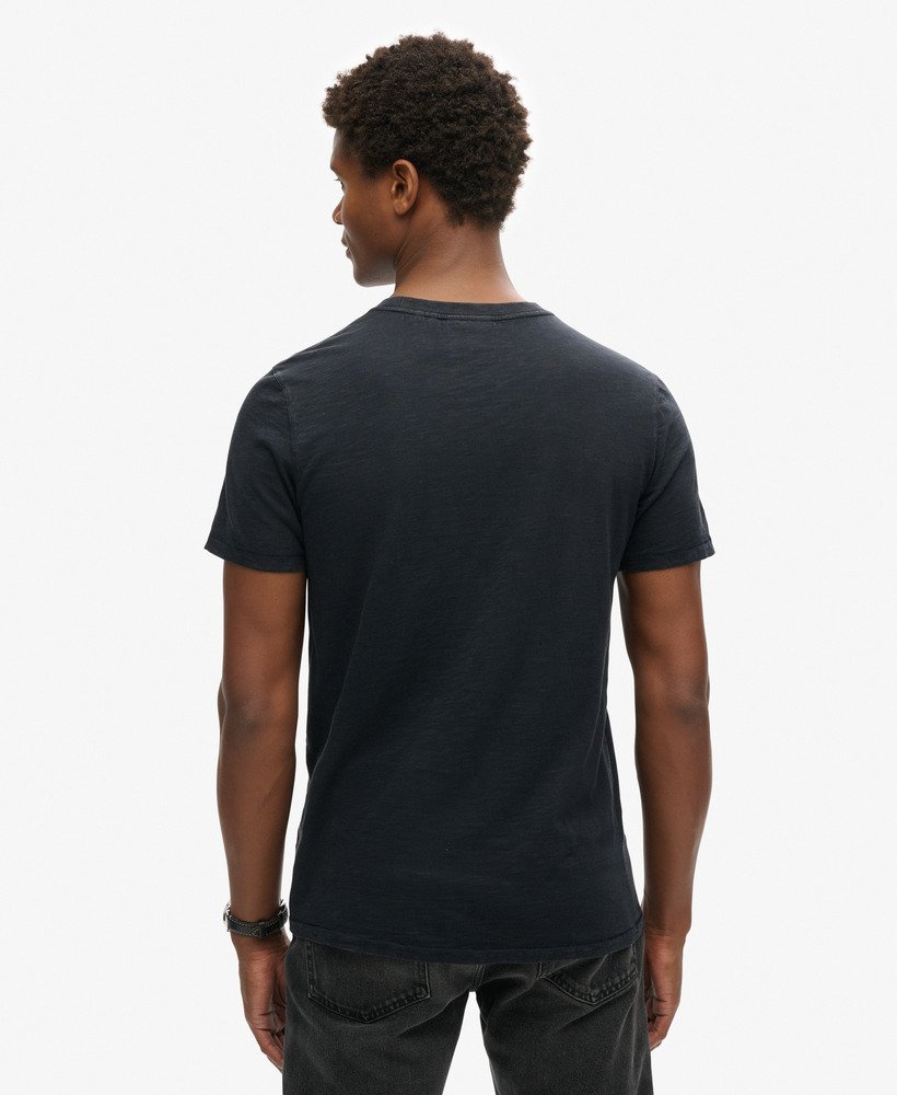 camiseta de manga curta com gola redonda em tecido texturizado na cor azul marinho eclipse.