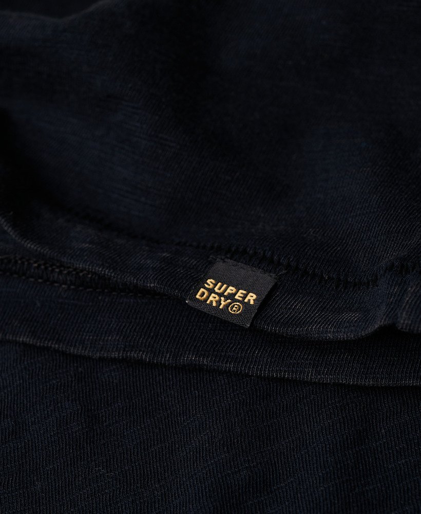 camiseta de manga curta com gola redonda em tecido texturizado na cor azul marinho eclipse.