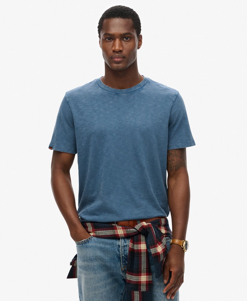 camiseta de manga curta com gola redonda em tecido texturizado na cor azul ardósia.