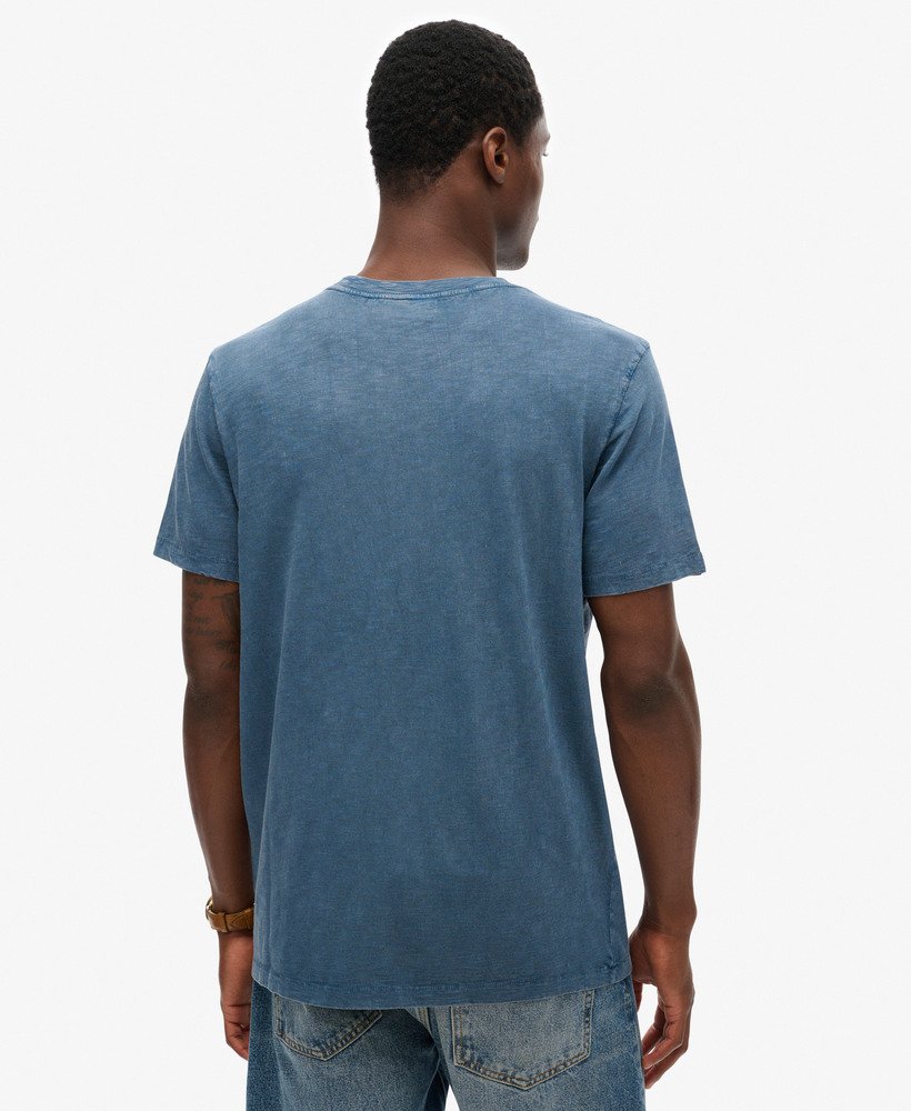 camiseta de manga curta com gola redonda em tecido texturizado na cor azul ardósia.