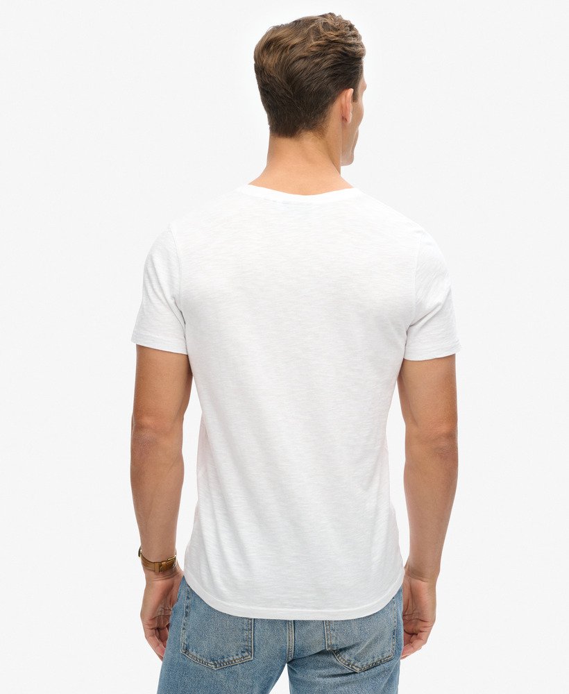 camiseta de manga curta com decote em v e textura flamê na cor optic.