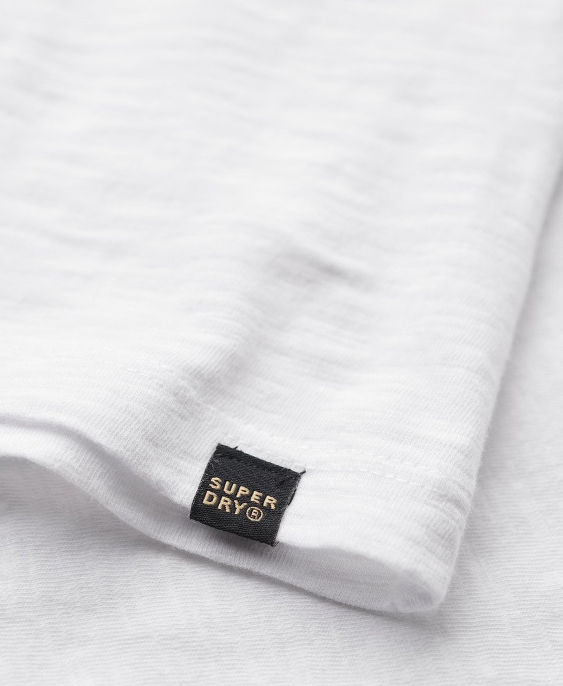 camiseta de manga curta com decote em v e textura flamê na cor optic.